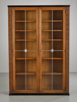 Großer Bücherschrank im Art Déco Stil mit geschnitzten floralen Lisenen und ovalen opalisierenden Glassteinen, um 1930 - Kleinode des Jugendstils & Angewandte Kunst des 20. Jahrhunderts