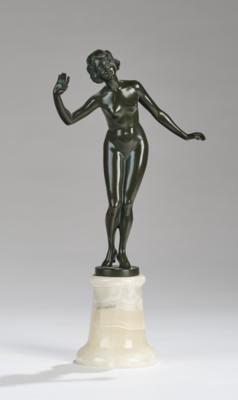 J. M. Michel (möglicherweise Johanna Meier-Michel), Bronzefigur einer stehenden Frauenfigur mit Schuhen, um 1920 - Kleinode des Jugendstils & Angewandte Kunst des 20. Jahrhunderts