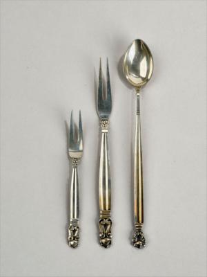 Johan Rohde (Entwurf), drei Besteckteile aus Silber, Modell: "Acron" (Eichel) bzw. "Konge" (König), Entwurf: 1915, Ausführung: Georg Jensen, Kopenhagen, nach 1945 - Jugendstil and 20th Century Arts and Crafts