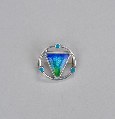 A small sterling silver brooch with enamelling, Henry Wiliamson Ltd, Birmingham, 1908 - Jugendstil e arte applicata del XX secolo