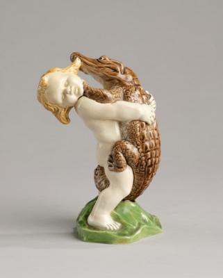 Putto mit Krokodil, Modellnummer: 1034, Wiener Kunstkeramische Werkstätte (WKKW), Wien, um 1912 - Jugendstil e arte applicata del XX secolo