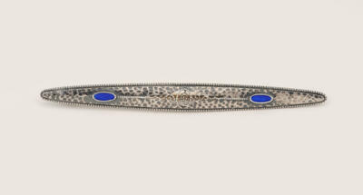 A sterling silver bar brooch with hammered decoration and enamelling, Theodor Fahrner, Pforzheim, c. 1904 - Jugendstil e arte applicata del XX secolo