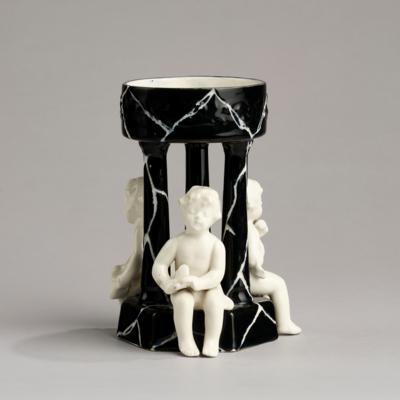 Tafelaufsatz mit drei sitzenden Putti, um 1920/25 - Jugendstil e arte applicata del XX secolo