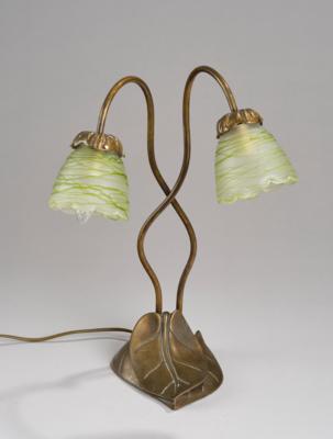 Tischlampe aus Messing mit Blätterdekor und zwei böhmischen Lampenschirmen, um 1900 - Jugendstil and 20th Century Arts and Crafts