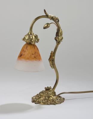 Tischlampe aus vergoldeter Bronze mit einem Lampenschirm von Verrerie Schneider, Epinay-sur-Seine, um 1925/30 - Jugendstil and 20th Century Arts and Crafts