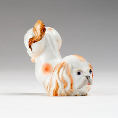 Tommi Parzinger, a Pekingese on front feet, model number 12885, designed in 1927, executed by Königliche Porzellan-Manufaktur (KPM), Berlin - Jugendstil e arte applicata del XX secolo