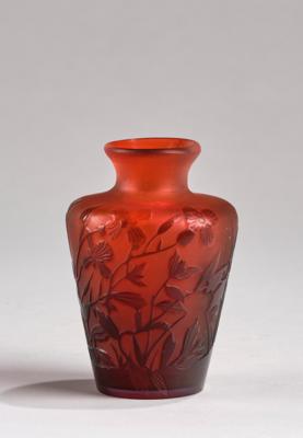 Vase mit Clematisdekor, Emile Gallé, Nancy, um 1920 - Kleinode des Jugendstils & Angewandte Kunst des 20. Jahrhunderts