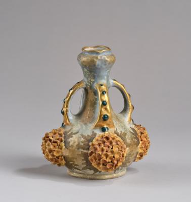 Vase mit vier Henkeln und plastischen Blüten, Modellnummer: 11681, Riessner, Stellmacher  &  Kessel, "Amphora", Turn-Teplitz, bis ca. 1907 - Kleinode des Jugendstils & Angewandte Kunst des 20. Jahrhunderts