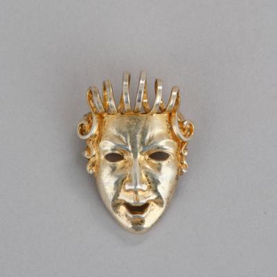 Vergoldete Brosche aus Silber in Form einer Maske, Tschechoslowakei, 1941-49 - Kleinode des Jugendstils & Angewandte Kunst des 20. Jahrhunderts