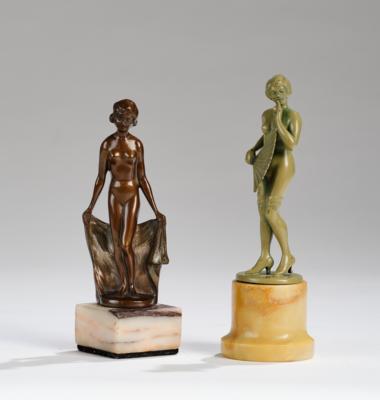 Zwei Bronzefiguren: J. M. Michel (möglicherweise Johanna Meier-Michel), Frauenfigur mit Tuch sowie Frauenfigur mit Fächer im Stil von Bruno Zach, um 1920/30 - Kleinode des Jugendstils & Angewandte Kunst des 20. Jahrhunderts