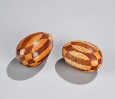 Zwei Eier aus Holz, in der Art von Therese Trethan, im Stil der Wiener Werkstätte - Jugendstil and 20th Century Arts and Crafts