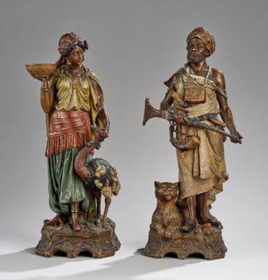 Zwei hohe orientalische Figuren: Frauenfigur mit Schale und einem Pfau, Männerfigur mit Muskete und einem Löwen, um 1900 - Kleinode des Jugendstils & Angewandte Kunst des 20. Jahrhunderts