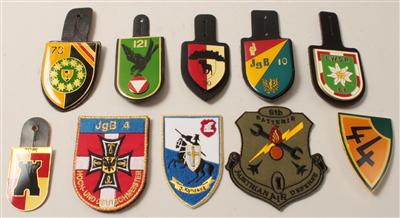 Konvolut von 10 Abzeichen - Historische Waffen, Uniformen, Militaria