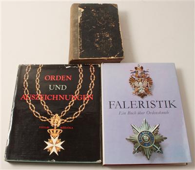 Konvolut von 3 Büchern: - Historische Waffen, Uniformen, Militaria