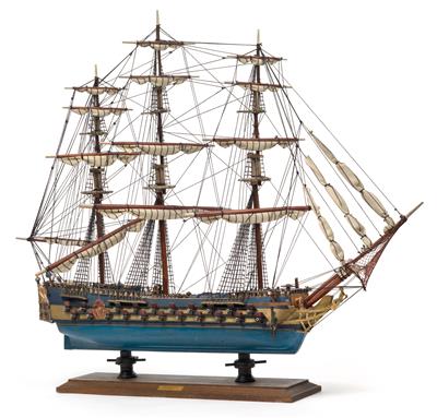 In Holzbauweise sehr detailgetreu gefertigtes Modell des französischen Linienschiffes 'TEMERAIRE' - Antique Arms, Uniforms and Militaria