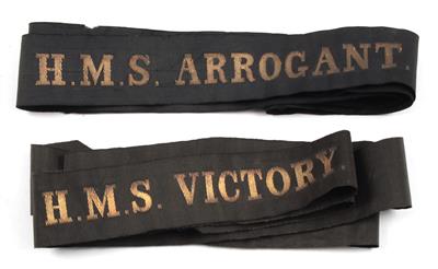 Konvolut von zwei Kappenbändern für Matrosen der Royal Navy: - Historische Waffen, Uniformen, Militaria
