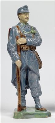 Farbig gefaßte Porzellanstatuette der Firma 'Wiener Keramik', - Armi d'epoca, uniformi e militaria