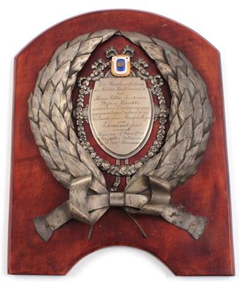 Braune Holztafel, - Historische Waffen, Uniformen, Militaria