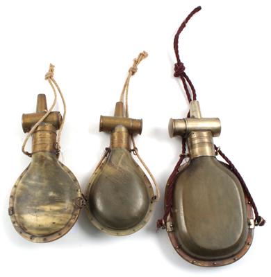 Konvolut von drei Pulverflaschen aus gepresstem Kuhhorn, - Antique Arms, Uniforms and Militaria