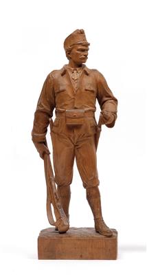 Holzgeschnitzte Figurine eines Soldaten der österreichischen Gebirgstruppen, - Historische Waffen, Uniformen, Militaria