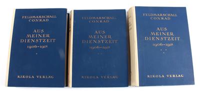 Konvolut von drei Büchern: - Historische Waffen, Uniformen, Militaria