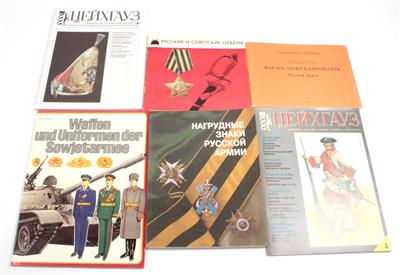 Konvolut Waffen- und Uniformliteratur (Broschüren), - Historische Waffen, Uniformen, Militaria