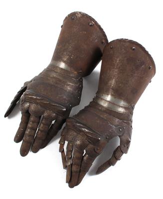 A pair of gauntlets for a Gothic suit of armour, - Antique Arms, Uniforms and Militaria