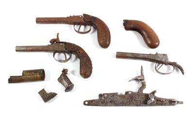 A mixed lot of gun parts, - Starožitné zbraně