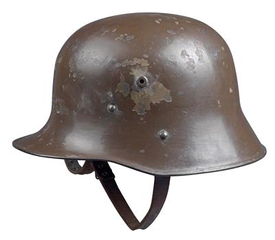 An Austrian steel helmet - Starožitné zbraně