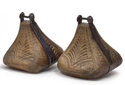 A pair of stirrups, - Antique Arms, Uniforms and Militaria