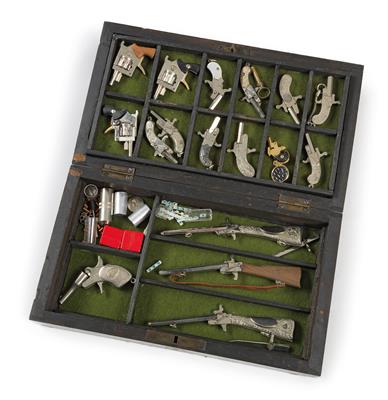 Konvolut von Pistolen-, Revolver- und Gewehrminiaturen, - Antique Arms, Uniforms and Militaria