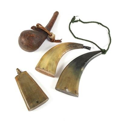 Konvolut von vier Pulverflaschen, - Antique Arms, Uniforms and Militaria