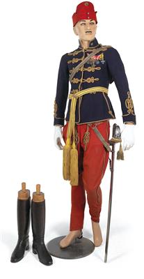 Lebensgroße Figurine eines österreichischen Kavallerieoffiziers, - Historische Waffen, Uniformen, Militaria