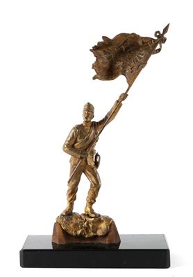 Bronzestatuette 'Fahnenträger der k. u. k. Armee', - Historische Waffen, Uniformen, Militaria
