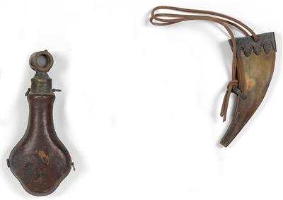 Konvolut Pulverhorn und Pulverflasche, - Historische Waffen, Uniformen, Militaria