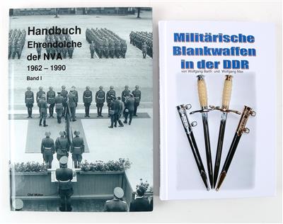 Konvolut von zwei Büchern, einem Heft und einer Mappe, - Historische Waffen, Uniformen, Militaria