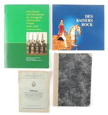 Konvolut von 4 militärischen Büchern und Broschüren, - Historische Waffen, Uniformen, Militaria