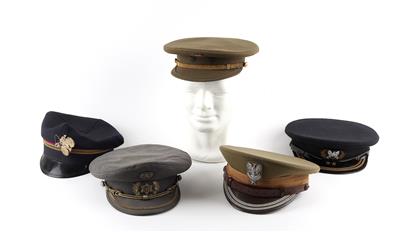Konvolut von 5 militärischen Kopfbedeckungen, - Antique Arms, Uniforms and Militaria