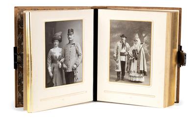 Prachtvolles Fotoalbum (Jahrhundertwende bis 1. WK) einer Offiziersfamilie, - Historische Waffen, Uniformen, Militaria