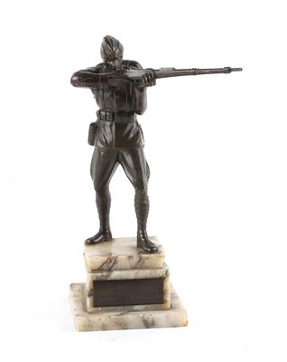 Statuette eines polnischen Soldaten mit angeschlagenem Gewehr in Feldadjustierung um 1939, - Armi d'epoca, uniformi e militaria