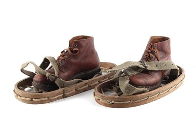 1 Paar Militär-Schnürschuhe der k. u. k. Armee mit Schneeschuhen, um 1914, - Armi d'epoca, uniformi e militaria