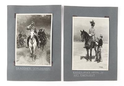 Konvolut von 4 Mappen mit Original-Schwarzweißfotografien (11 x 16,5 cm) von Soldaten-Gemälden von Alexander Pock, - Antique Arms, Uniforms and Militaria