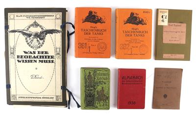 Konvolut von 7 militärischen Büchern: - Antique Arms, Uniforms and Militaria