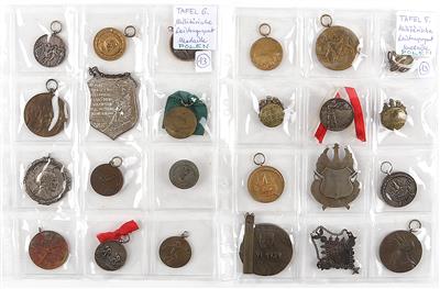 Konvolut von polnischen Abzeichen und Medaillen des milit. Leistungssports (bis 1939), - Antique Arms, Uniforms and Militaria