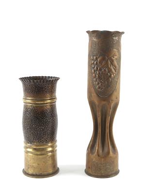 Konvolut von 2 Vasen in Grabenarbeit aus Granathülsen aus dem 1. Weltkrieg, - Starožitné zbraně