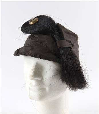 Tschako-Regenüberzug mit Rosshaarbusch für die k. u. k. Artillerie, - Historische Waffen, Uniformen, Militaria