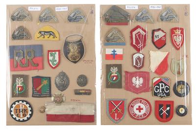 Konvolut von 2 Tafeln mit ca. 36 polnischen militärischen Stoffaufnähern, - Armi d'epoca, uniformi e militaria