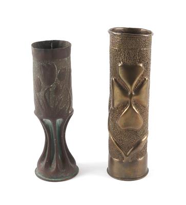 Konvolut von 2 Vasen in Grabenarbeit (Treibarbeit) aus dem 1. Weltkrieg, - Antique Arms, Uniforms and Militaria