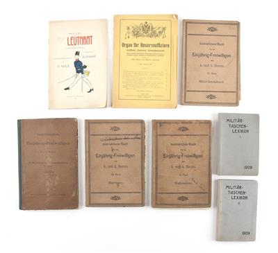 Konvolut von 8 Büchern und Broschüren zum Thema k. u. k. Reserveoffiziere bzw. Einjährig-Freiwillige: - Antique Arms, Uniforms and Militaria