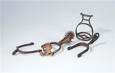 Konvolut von drei Sporen und einem Steigbügel, - Antique Arms, Uniforms and Militaria